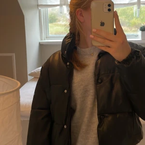 Vinterjacka Skinn - Storlek XS. Tjock och varm vinterjacka i skinn från Zara som passar perfekt nu till vintern och hösten. Endast använd ett fåtal gånger och därmed i väldigt fint skick🩷 Hör av er vid frågor, pris kan diskuteras🩷