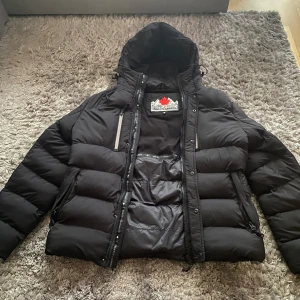 Zavetti jacka - Den är storlek M och den är typ helt ny använd max en gång. Den håller jätte bra för vintern o när de regnar. Den är väldigt bra skick fortfarande som sagt.