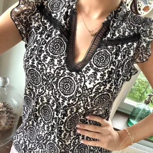 Mönstrad blus!  - Så sjykt söt mönstrad blus som är helt oanvänd, köpte på Cannes motsvarighet för NK, Lafayette💓💓💓 