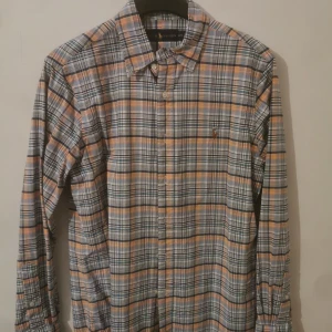 Ralph lauren skjorta  - Använd 1 gång på kalas. Sen dess har den bara hängt i garderoben. Så som ny!! 