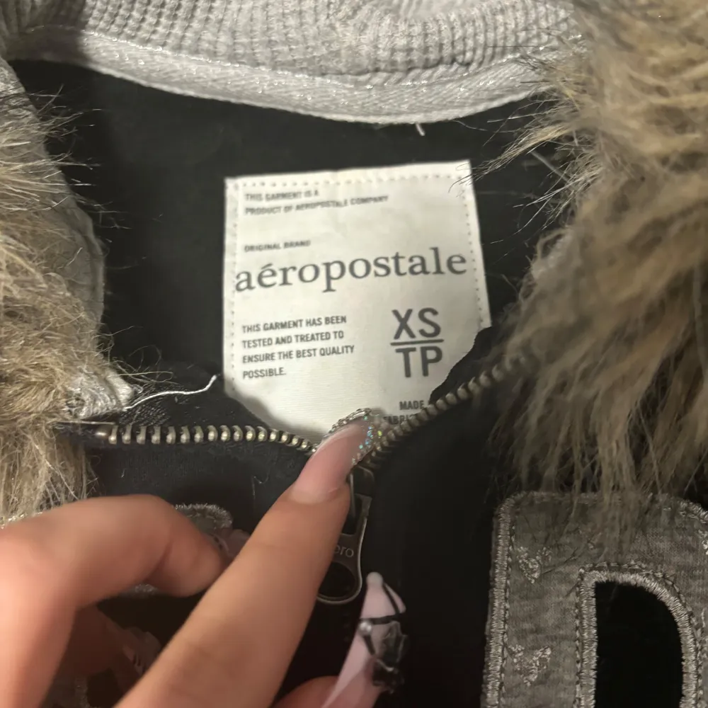 ✰*฿✩‧₊˚ KÖP INTE, SKRIV FÖRST - INTRESSEKOLL!!!  - aeropostale fur zip up, defekter infogade <3 Högsta prisförslag atm: 950 kr (skriv pm) Köpa direkt pris: 1200. Hoodies.