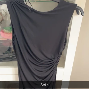Klänning Zara - Oanvänd klänning från zara inköpt i början på året