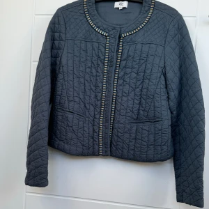 Helt Ny Jacka från Noa Noa. - Denna jacka är helt ny och utan prislapp, vilket innebär att den är i perfekt skick. Jackans längd är 53 cm och bredden är 48 cm, Det är en perfekt jacka för olika tillfällen och årstider. Ordinarie priset är 1799 men nu endast 349 Kr.