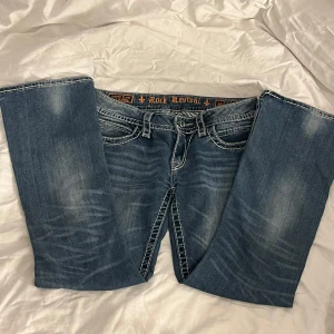 rock revival jeans - rock revival jeans med superfina detaljer  i storlek 30, se slitningar i jeansen på bild 5,6köptes på en loppis för 800kr men säljer för 520kr, inte använda och i bra skick! midjemåtte: 41cm innebenslängd: ca 70cm bredd längst ner: 23cm