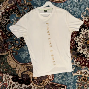 Boss x AJbxng t-shirt - Hej, jag vill sälja min limited edition Hugo boss x Anthony joshua T-shirt. Den knappt använd.   10/10 condition 