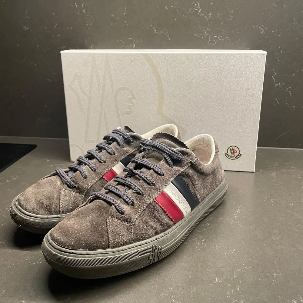 Ett par snygga moncler skor. Boxen och skorna ingår. Dem är lite nerslipade vid hälen, och relativt smutsiga inuti. Mockan har sätt bättre dagar. . Skor.