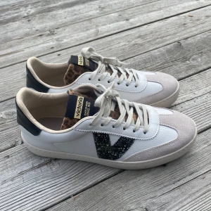 Sneakers  - Jättesnygga sneakers från Victoria!! Köpta för typ två veckor sen i Spanien, men var tyvärr för små för mig. Storlek 40, men skulle säga att de är som 39. Knappt använda en gång! Köpta för 900kr❤️‍🔥❤️‍🔥🐆