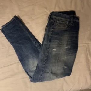 Replay Anbass Jeans - Säljer nu ett par snygga Replay Anbass Jeans med överfeta slitningar i dunderskick! | Faedad blå färg | Nypris ca 1700 kr, mitt pris: 550 kr | Storlek: W28 L30 | Pris kan diskuteras vid snabb affär! | Hör av er för mer info/bilder!
