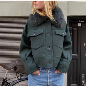 Meotine - jacka - Meotine Charlie- jacka i mörkgrön med pälsluva. Den är avtagbar och i jättefint skick!🩷 finns inte kvar på hemsidan att köpa, XS/S och Nypris 2800kr