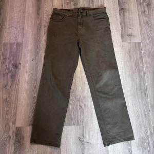 Loose jeans - Gröntvättade loose jeans från Next. Supersnygg passform men en mysig färg perfekt för hösten 🍁. Jeansen är helt felfria, fläckarna på baksidan är bara vatten.  Kontakta mig om du vill ha mått 📐