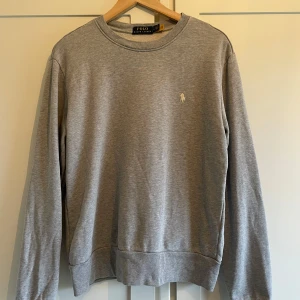 Polo Ralph Lauren - Tröjan har använts ett par gånger men inget som man märker förutom att den tvättat. Storlek small men passar medium. Skick 9/10