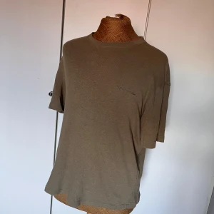 T-shirt  - T-shirt från Zara