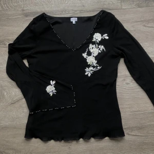 Tröja - Jättejättefin tröja som jag köpt secondhand!! Inga defekter, har tyvärr bara tröttnat på den 🫶🏻