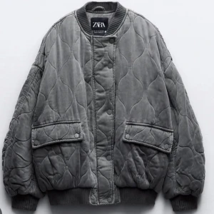 Zara jacka  - Säljer min bomberjacka från Zara då den inte kommer till användning! Skriv för fler bilder🫶