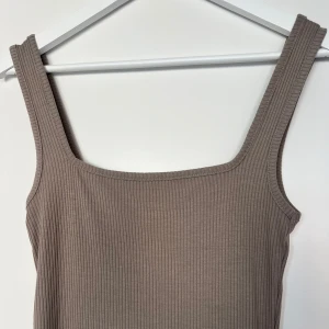 Ribbad klänning från lager157 - Fin klänning i ribbat material från lager157  🤍 strl xs 🤍 endast använd en gång 🤍 som ny i skicket 🤍 midi-längd