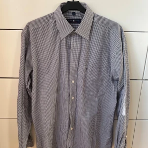 Rutig skjorta från Park Lane - Säljer en stilren rutig skjorta från Park Lane i storlek M. Skjortan är långärmad och har ett klassiskt rutmönster i svart och vitt. Perfekt för både vardag och lite finare tillfällen. Den är i bra skick och redo för en ny ägare!😀