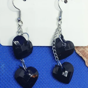 Örhängen med krok - Svarta hjärtan - Örhängen med krok, silverkedjor med svarta hjärtan. ✨️✨️✨️Titta igenom alla mina upplagda och köp fler saker i bundle för att spara på frakten och få allt du köpt i ett och samma paket✨️✨️✨️