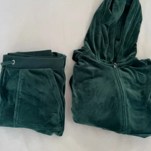 Juicy couture tracksuit - Grön juicy tracksuit. Vet inte storlek men passar som en xxs/xs. Fint skick och inga defekter!
