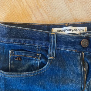 j.lindberg bootcut jeans - fett snygga j.lindeberg bootcut jeans, midwaist. skönt och lite stretchigt material. jag är 167cm. inga defekter förutom att lapparna inuti är i oskick, därav vet jag inte heller storleken. skriv gärna för mer info, mått eller priser.