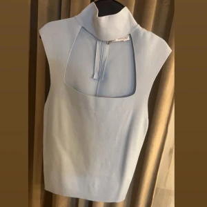 Blå tröja - Fin blå topp från Zara, storlek L, använd 1 gång, väldigt bra skick