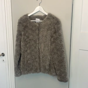 Pälsjacka - Saint tropez - Pälsjacka, fuskpäls  Polyester Från st tropez Storlek m  