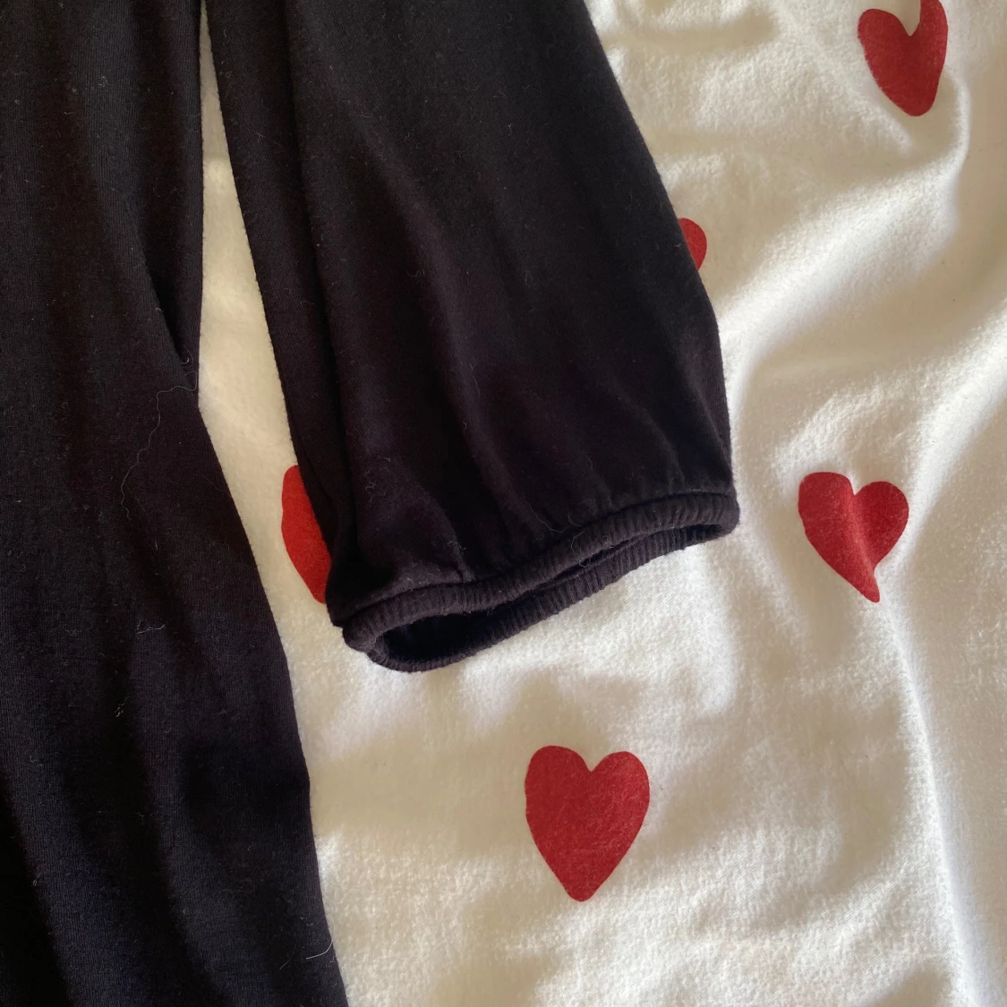 Svart klänning med v-ringning - 93