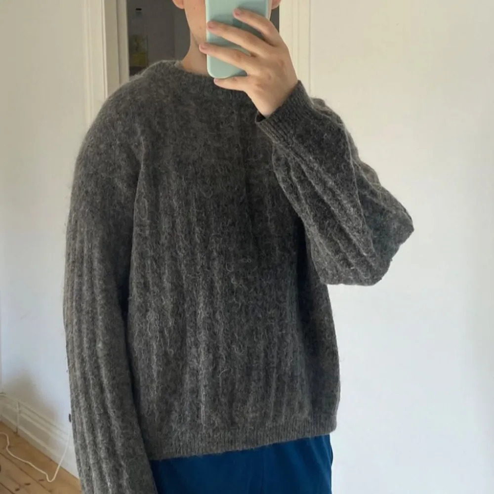 Such a cool piece from Acne Studios in a soft mohair/wool blend. Cozy knit in a amazing grey color. It has been used but is still in overall great  condition. Tag is a bit yellow. Tagged XS, fits S-M. Boxy & wide. For reference I’m 180c. Stickat.