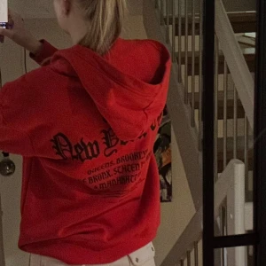 Röd ziphoodie - Säljs då jag inte använder den ❤️. Den är i nyskick, från h&m förra året. Den har fleece inuti vilket gör den perfekt för höst/vinter. 