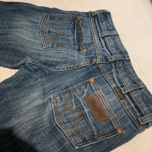 Wrangler jeans💕 - Säljer dessa bootcut och lowwaist wrangler jeans i strlk w25 l32💕💕 de är jätte snygga och de är i nyskick :) skriv till mig om ni har frågor eller funderingar😁💕