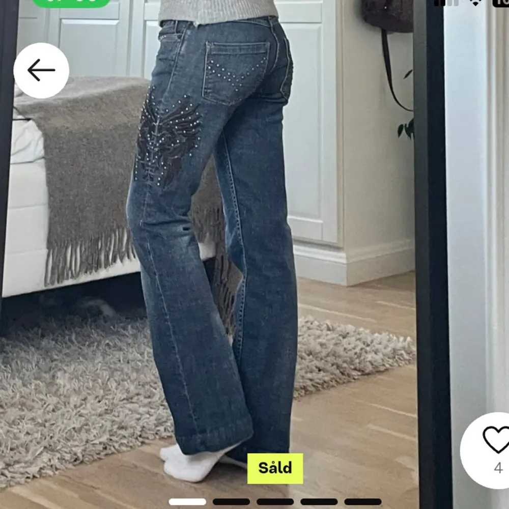 Hej jag säljer dessa jätte fina jeans, dem är köpta här på Plick men var tyvärr för små för mig därför säljer jag dem igen!☺️. Jeans & Byxor.