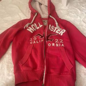 Säljer min röda hollister hoddie, aldrig använd (köpt secondhand) pris pga inte jättebra skick men super skön o fin! Strl L men passar som en S