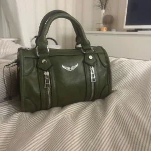 Väska  - Säljer denna väska då den aldrig kommer till användning. Helt ny och aldrig använd. Säljer den till de priset då den inte är äkta men ser exakt ut som originalet. Kommer privat för frågor eller bilder:)( medföljer så man kan göra väskan lång)