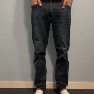 Säljer nu ett par lee west jeans som är mörkblå och som har passformen regular fit. Jag är 190 lång och dem sitter bra på mig. Skriv om du har frågor!