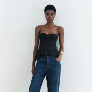 Svart festtopp  - Säljer denna populära topp ifrån zara som inte kommit till användning då den är för liten (har prislapp kvar)!💗