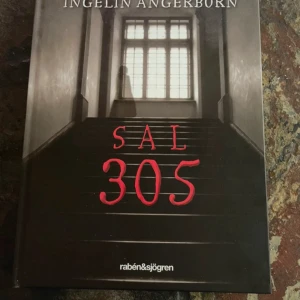 Sak 305, Ingela Angerborn  - Har blivit läst 1 gång, men inte mer än så. Har inga större skador vad jag har sett på den. En av sidorna har blivit nervikt en liten bit syns på sista bilden. Bra bok till läsning i skolan eller läsning hemma. Finns på flera sidor.