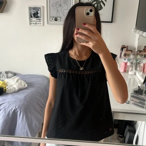 Svart topp - Assnygg Sthlm stil topp från shein!!💕💕💕 sälj då den inte kommer till användning längre💕💕