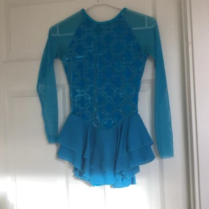 Konståknings klänning  - En gammal konståknings klänning jag vill sälja! Den är använd i typ ett halvår. Klänning är ljusblå och glittrig.  Väldigt bra skick! Kan sälja för 250kr om man inte kan 300kr