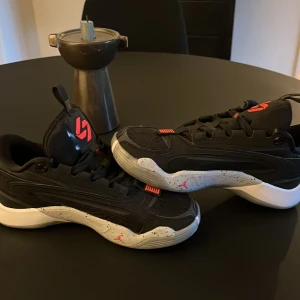 jordans - ett par fina jordan skor, passar perfekt som idrottskor. har aldig använt dom säljer dom för dom är försmå