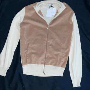 Gran sasso cardigan  - Rekommenderar för 178-187. Sprillans ny Gran sasso cardigan med tags i storlek M Denna cardigan är slutsåld och eftersökt,  deras exclusiva cashmere tillsammans med suede material gör den extremt skön och dig  handsome⭐️