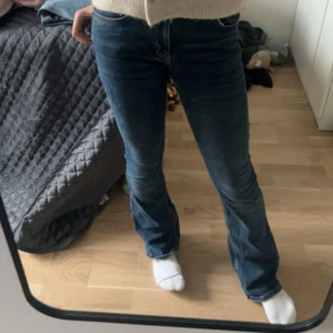 Blå jeans med bootcut - Jag säljer dessa mörk blåa lågmidjade jeans då dom inte kommer till användning så jätte mycket