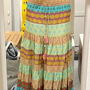 Kjol - Andvänd ca 8 gånger, inga tecken på slitage. Säljer då den inte passar längre 💕