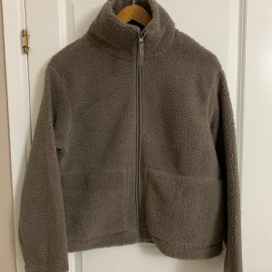 Jacka i pilé - Aldrig använd. Helt ny med etikett   Storlek L  Skriv gärna vid frågor eller intresse!