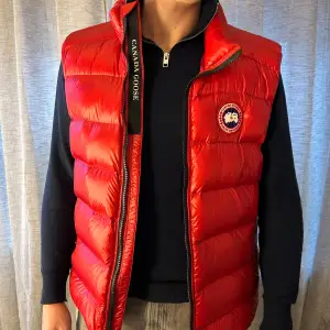 Säljer min Canada Goose crofton väst i färgen Red-Rouge. Storlek XL, med normal passform. Den är i nyskick då den nästan bara hängt i garderoben. Köpt på Johnells, finns ej kvar i sortimentet längre! Nypris 5999. 