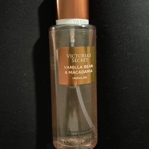 victoria secret parfym - gillar tyvärr inte gourmand parfymer längre men denna är ny & har sprayat den ett par gånger för o testa men som ny:)