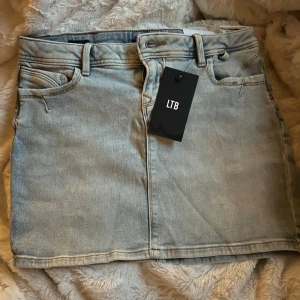 Mini jeanskjol från LTB - Helt oanvänd med prislappen kvarsom är i storlek S.