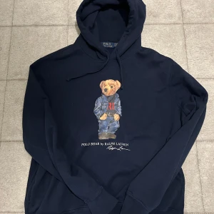 Ralph lauren hoodie  - Säljer nu denna riktigt eftertraktade hoodien || köpt för: 1800 DKK som motsvarar ≈ 2700kr || väldigt bra skick, cond: 9,5/10 || storlek: M || har du frågor är det bara att höra av dig :)