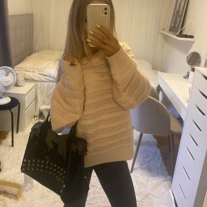 Svart väska nitar - Snyggaste väskan!!!! Dock sliten som syns på bilder❤️ OBS! Laddat upp massa nytt fint till hösten så gå in på min profil och kolla så kan jag samposta 🥰🌸