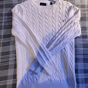 stickad gant tröja - Bra skick, inte använd ofta. Tveka inte på att skriva om du undrar över något😁 