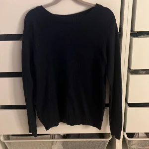 Stickad tröjan - Snygg marin blå stickad tröja utan några defekter.