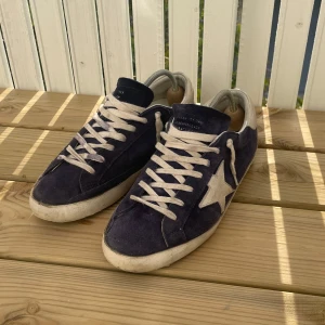 Golden Goose - Säljer nu mina jättesnygga Golden goose i marinblå färg. Köpta för 5500 och är fortfarande i bra skick. Jag har kvar allt OG! Skriv vid frågor!🌟